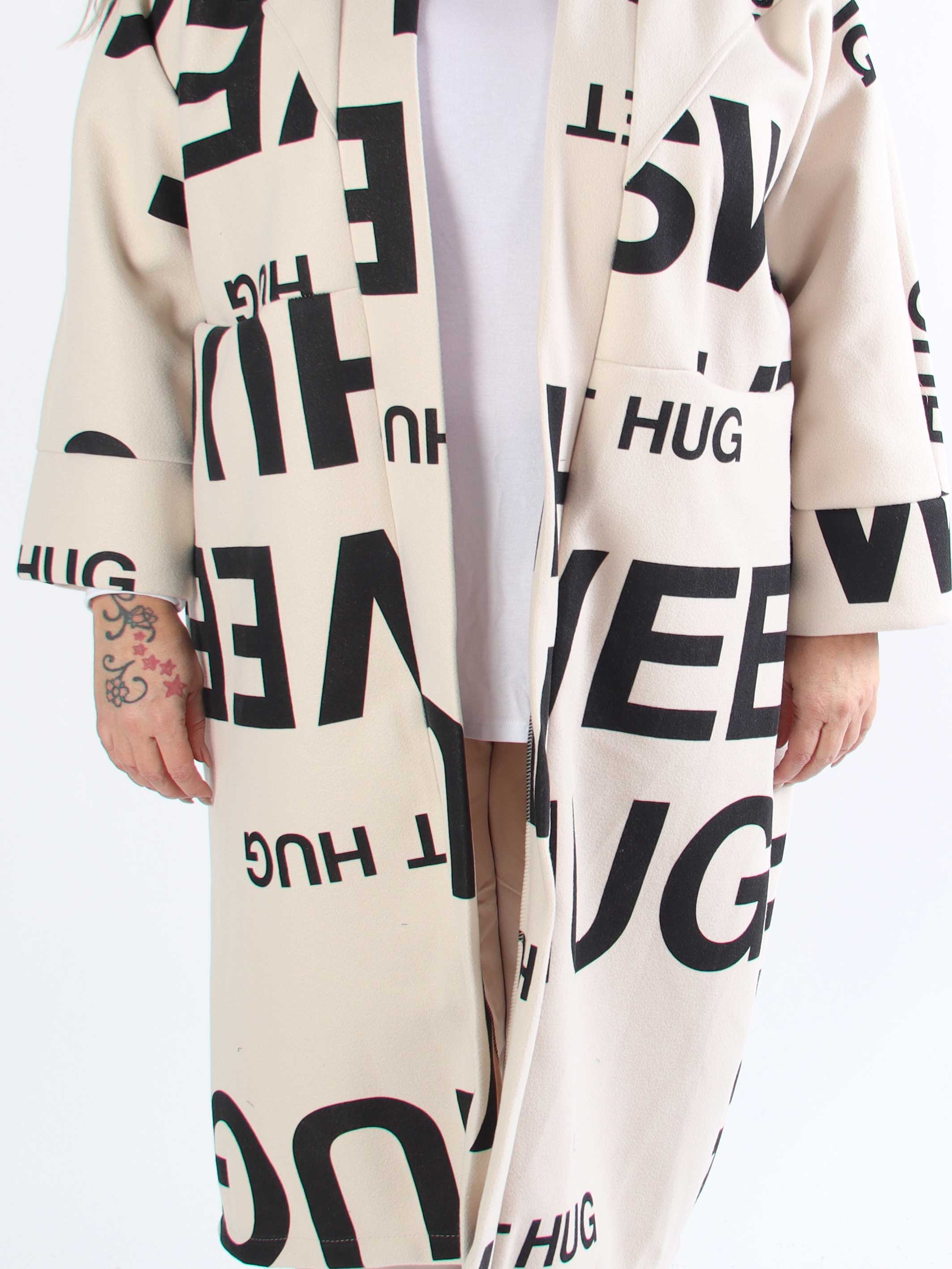Annah Graphic - Plus size kappa med tydliga sömmar och text